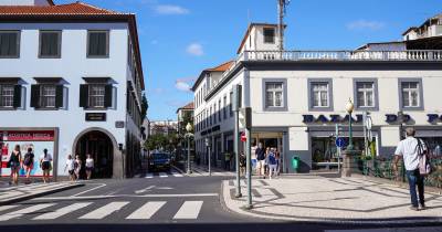 Sexagenário sofreu queda na Rua do Bettencourt.