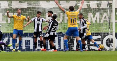 Os jogadores do Estoril Praia festejam o golo marcado contra o Nacional