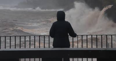 A capitania do Porto do Funchal voltou a emitir hoje avisos de mau tempo e de vento forte para a Madeira e prolongou o aviso de agitação marítima até às 18:00 de sábado.