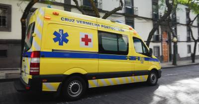 Uma ambulância da Cruz Vermelha Portuguesa procedeu ao transporte da mulher, condutora de um veículo acidentado.