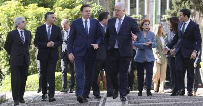 O primeiro-ministro Luís Montenegro ladeado pelos restantes membros do governo.