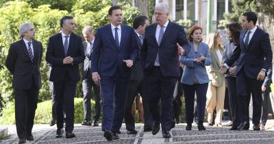 O primeiro-ministro Luís Montenegro ladeado pelos restantes membros do governo.