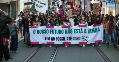 A manifestação, organizada por um coletivo que inclui a Greve Climática Estudantil e a Climáximo, tem lugar depois de uma semana de protestos estudantis que reivindicaram o fim ao fóssil e em que escolas foram fechadas pelos estudantes.