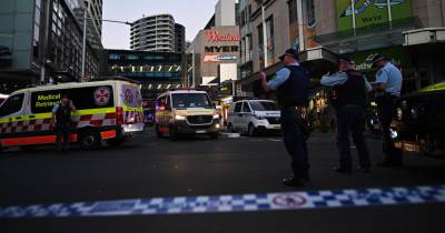 O Sydney Morning Herald noticiou que quatro pessoas morreram no esfaqueamento, relato ainda por confirmar.