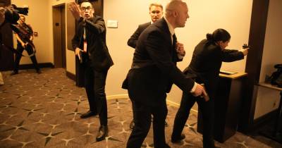 Trump retirado de jantar após disparos de homem que foi detido