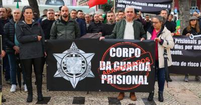 Guardas prisionais participaram uma marcha fúnebre, carregando um caixão, até ao Ministério da Justiça, para exigir melhores condições e uma equiparação ao suplemento de missão atribuído à PJ, em Lisboa, na passada quinta-feira.
