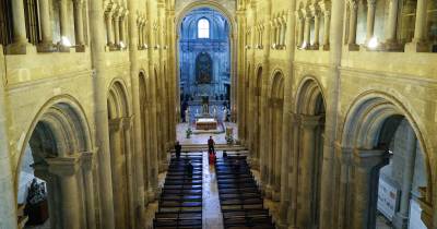 Sacerdote tinha afastado preventivamente há três anos por trocar “mensagens de teor inapropriado” com alunos num grupo de WhatsApp.