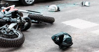 Colisão entre mota e carro faz ferido grave no Caniço