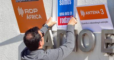 Trabalhadores da rádio participam no protesto, convocado pelo Conselho de Redação da rádio pública, contra a mudança das respetivas marcas para RTP Antena 1, RTP Antena 2 e RTP Antena 3, RTP Mundo e RTP África, considerando que é um ataque à identidade da rádio pública.