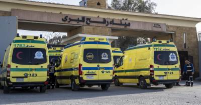 Entretanto, os ataques continuam e ambulâncias aguardam entrada na Faixa de Gaza.