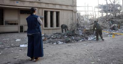 Iranianos inspecionam zona afetada por ataque.