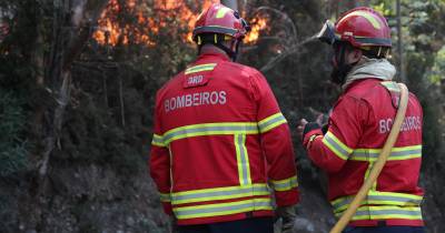 Bombeiros combatem incêndio na Ponta do Sol.