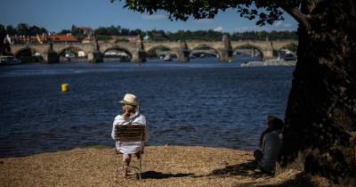 Mulher refresca-se junto a um rio na República Checa.