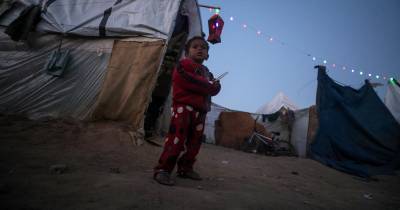 Pelo menos 68 crianças foram transferidas de um orfanato paralisado devido à guerra em Rafah, no sul da Faixa de Gaza.