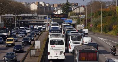 Motoristas de autocarros e camiões protestaram hoje em Paris contra o aumento do preço do gasóleo.