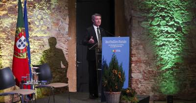 O ministro da Administração Interna, José Luís Carneiro, intervém na cerimónia de apresentação do Relatório Final do Grupo de Peritos dos Incêndios Rurais, no Teatro Thalia, em Lisboa.