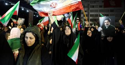 Iranianos nas ruas apoiam militares do país.