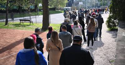 Eleitores registados fora dos seus endereços residenciais fazem fila em frente a uma seção eleitoral durante as eleições gerais em Budapeste.