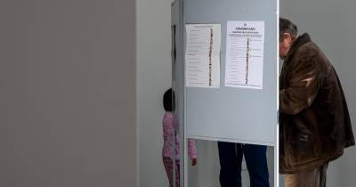 A RTP avançou às 19:00 uma previsão de abstenção entre 37% e 43% e a a SIC/TVI uma previsão entre 35,6% 40,6%.