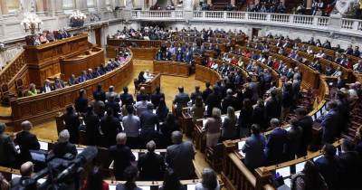 Eleições: Parlamento recomenda ao Governo campanhas de sensibilização e esclarecimento junto dos emigrantes