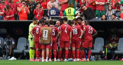 epa13044960 Portugal's head coach Roberto Martinez speaks to his players during the FIFA World Cup 2026 group stage match between Portugal and DR Congo, in Houston, Texas, USA, 17 June 2026. EPA/MIGUEL A. LOPES