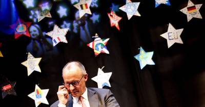 Chanceler alemão esteve no escola secundária no centro do país.