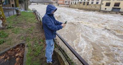 A região da Catalunha está a ser afetada por chuvas fortes e inundações. O comboio acidentado hoje colidiu contra um muro que ruiu.