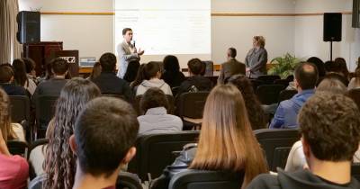 Estes programas são desenvolvidos nas áreas da ocupação dos tempos livres, dos estágios, do voluntariado, da mobilidade e da participação juvenil.