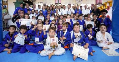 Meia centena de crianças e adultos graduaram-se em de jiu-jitsu brasileiro