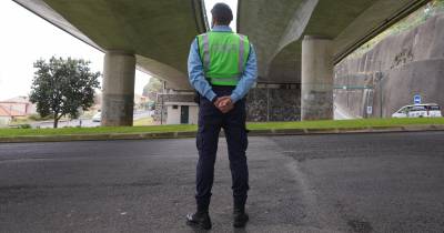 No decorrer destas operações, foram ainda apreendidos produtos ilegais, nomeadamente drogas.