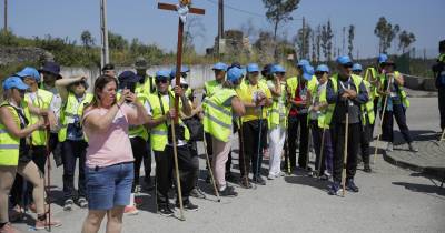 Peregrinos a pé caminham em direção ao santuário de Fátima para as celebrações religiosas de 12 e 13 de maio, Leiria, 10 de maio de 2024. PAULO CUNHA/LUSA