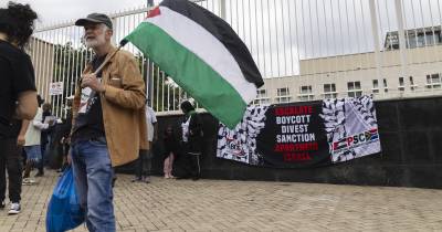 Num comunicado, as Forças Armadas israelitas informaram que “foi identificado um terrorista a correr em direção aos soldados com uma pedra, representando uma ameaça iminente”, tendo sido efetuados tiros de aviso antes de disparos destinados a “eliminar o terrorista”.