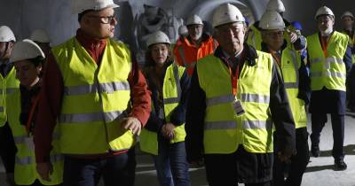 O primeiro-ministro durante uma visita às obras de construção da futura estação Estrela da Linha Circular do Metropolitano de Lisboa, de prolongamento das linhas Amarela e Verde Rato/Cais do Sodré).