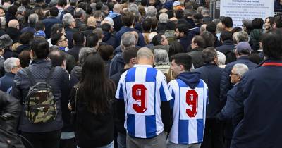 Sócios aguardam a sua vez para votarem nas eleições dos orgãos sociais do Futebol Clube do Porto, no estádio do Dragão, Porto, 27 de abril de 2024. Milhares de sócios poderão escolher entre Pinto da Costa (Lista A), André Villas Boas (Lista B) e Nuno Lobo (Lista C).