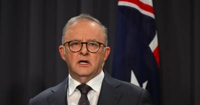 Ao cair da noite, dezenas de policias e ambulâncias ainda se encontram no perímetro do centro comercial com macas prontas para transportar eventuais novos feridos para os hospitais próximos.