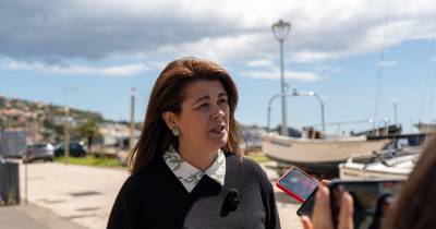 A presidente da Câmara Municipal de Santa Cruz, Élia Ascensão, esteve hoje no local, onde quis descortinar “o cenário caótico e a desorganização em que se encontra aquele espaço público”.