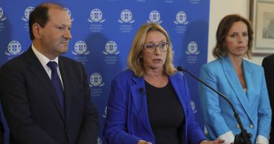 Maria do Rosário Palma Ramalho, ministra do Trabalho, Solidariedade e Segurança Social, ladeada por Adriano Rafael Moreira, secretário de Estado Adjunto e do Trabalho, e por Marisa Garrido, secretária de Estado da Administração Pública.