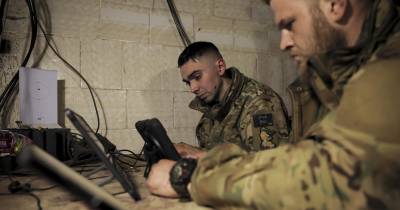 Militares ucranianos em operação com drones noturnos.