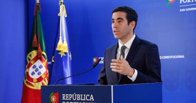 O ministro da Presidência, António Leitão Amaro, fala aos jornalistas após a reunião do Conselho de Ministros onde foi aprovado o Programa do Governo no Palácio de São Bento.