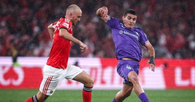 epa12948393 Benfica's Fredrik Aursnes (L) fights for the ball with Sporting de Braga's Victor Gomez during the Portuguese First League soccer match between Benfica and Sporting de Braga in Lisbon, Portugal, 11 May 2026. EPA/RODRIGO ANTUNES