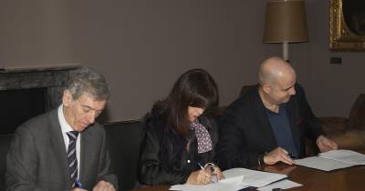 A cerimónia de assinatura do protocolo decorreu esta manhã, no Edifício da Reitoria.