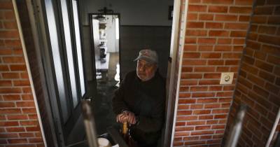 Joaquim Neves tem o café inundado em Marachão devido às cheias do Rio Mondego em Figueira do Campo, Soure.