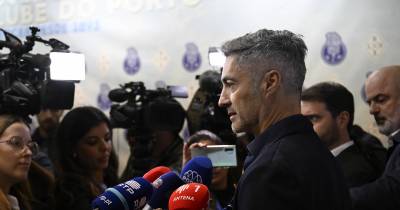 Vítor Baía, candidato da Lista A liderada por Pinto da Costa, candidato à presidência do Futebol Clube do Porto, fala aos jornalistas na zona mista após exercer o seu direito de voto no estádio do Dragão, Porto, 27 de abril de 2024.