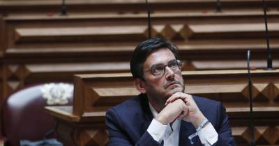 Em Braga, no final de uma reunião com a administração do hospital da cidade, Rui Rocha acusou ainda o Governo de andar a “planar” sobre a realidade o setor da saúde e alertou que os problemas não se resolvem com planos ou powerpoints.