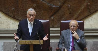 “Ele [António Costa] é me comunicou que se ia embora. Não fui eu que lhe disse: olhe, vá-se embora. Não, ele disse-me: Perante isto, em consciência, eu não posso ficar”, disse Marcelo Rebelo de Sousa.