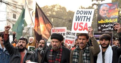 Na quinta-feira, as autoridades cortaram a Internet e o sinal de telemóveis em todo o país, na sequência de uma grande manifestação em Teerão e depois de terem sido publicados nas redes sociais vídeos que mostravam uma multidão em protesto.