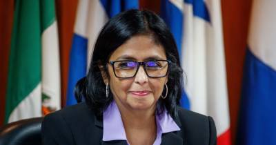 Rodríguez torna-se assim a primeira mulher na história do país sul-americano a chefiar o executivo, “de forma a garantir a continuidade administrativa e a defesa integral da nação”, declarou a presidente do TSJ, Tania D’Amelio.