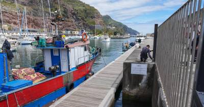 Os pescadores foram surpreendidos com uma barreira no porto de recreio da Calheta.
