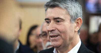 Num discurso na sede do Partido Socialista, no Largo do Rato, em Lisboa, depois de serem conhecidos os resultados provisórios da sua reeleição como secretário-geral com 95,4% dos votos, José Luís Carneiro, que voltou a ser candidato único, referiu que os jovens que não estudam nem trabalham são a “primeira e a mais importante prioridade neste momento”.