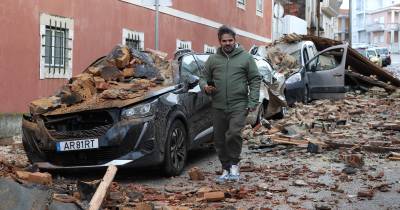 A passagem da depressão causou duas mortes, uma em Monte Real, em Leiria, e uma outra em Vila Franca de Xira, distrito de Lisboa.